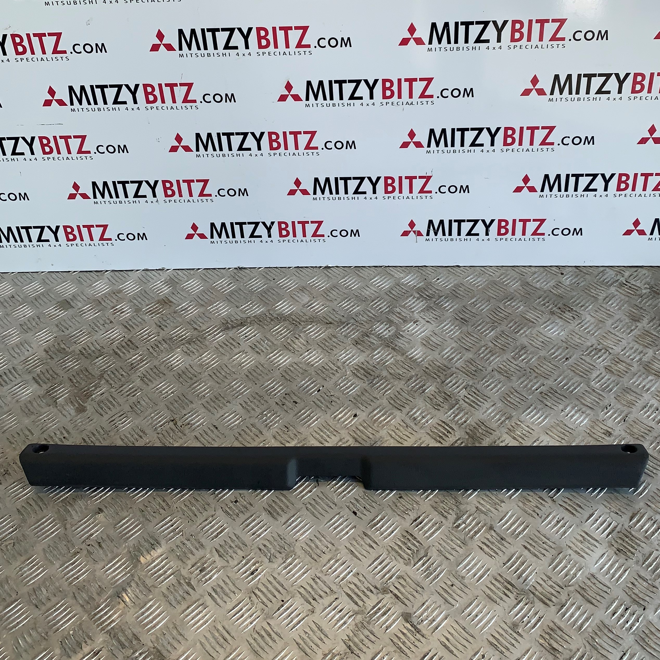 ROOF RAIL TRIM REAR MITSUBISHI PAJERO SHOGUN V44W MK2 2.5T