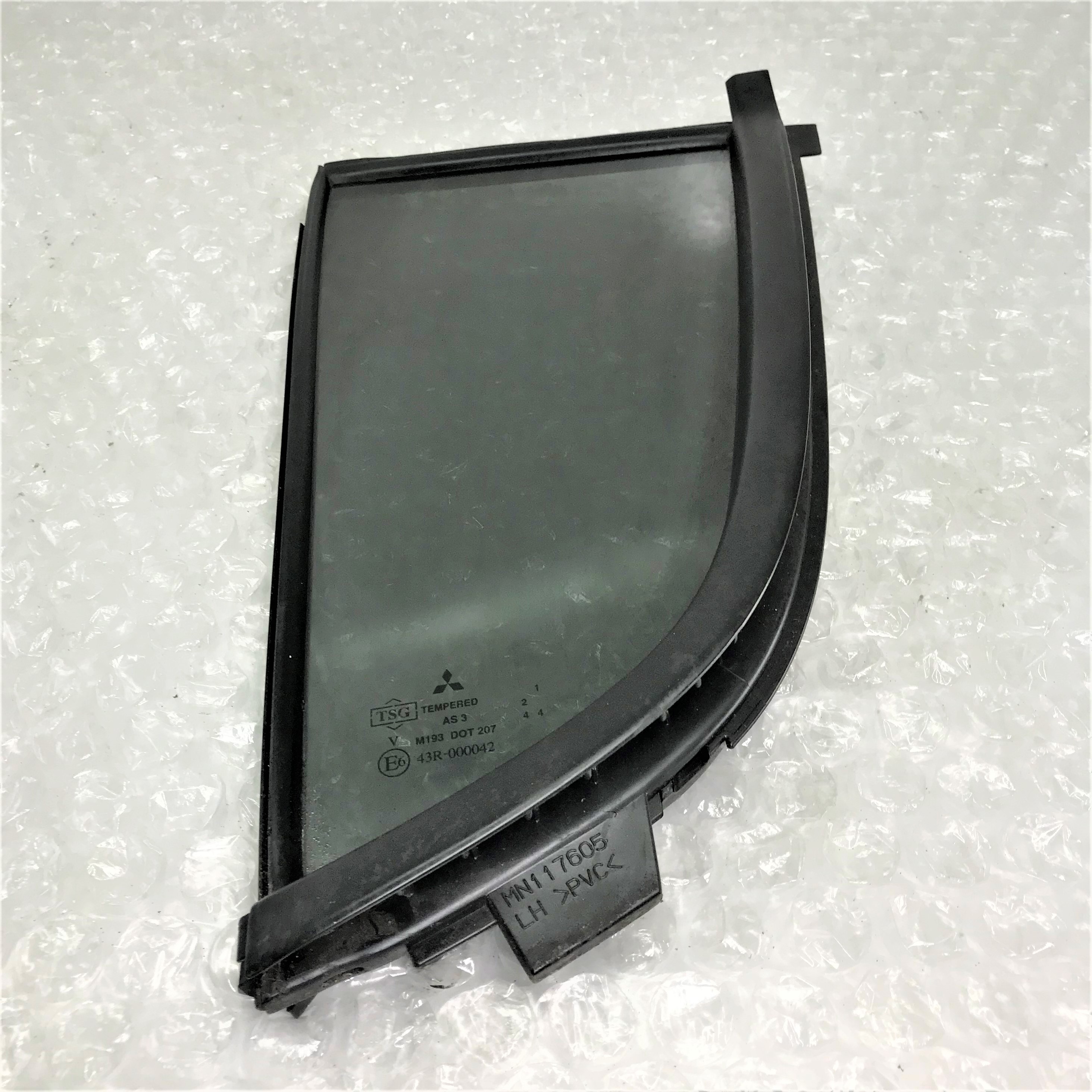 DOOR QUARTER GLASS REAR LEFT MITSUBISHI L200 KB9T 3.5