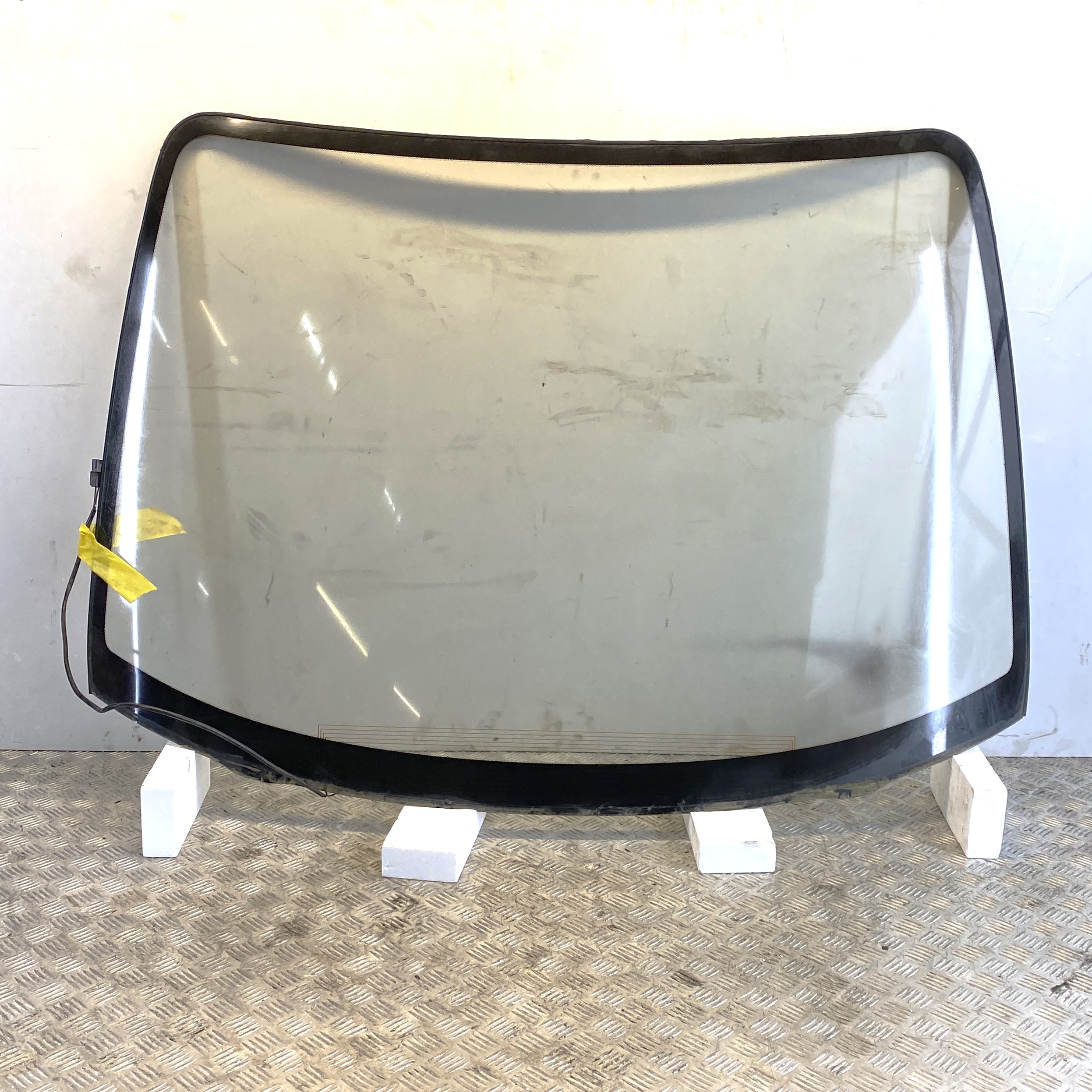 WINDSHIELD GLASS MITSUBISHI DELICA L400 SPACEGEAR PD4W 2.4