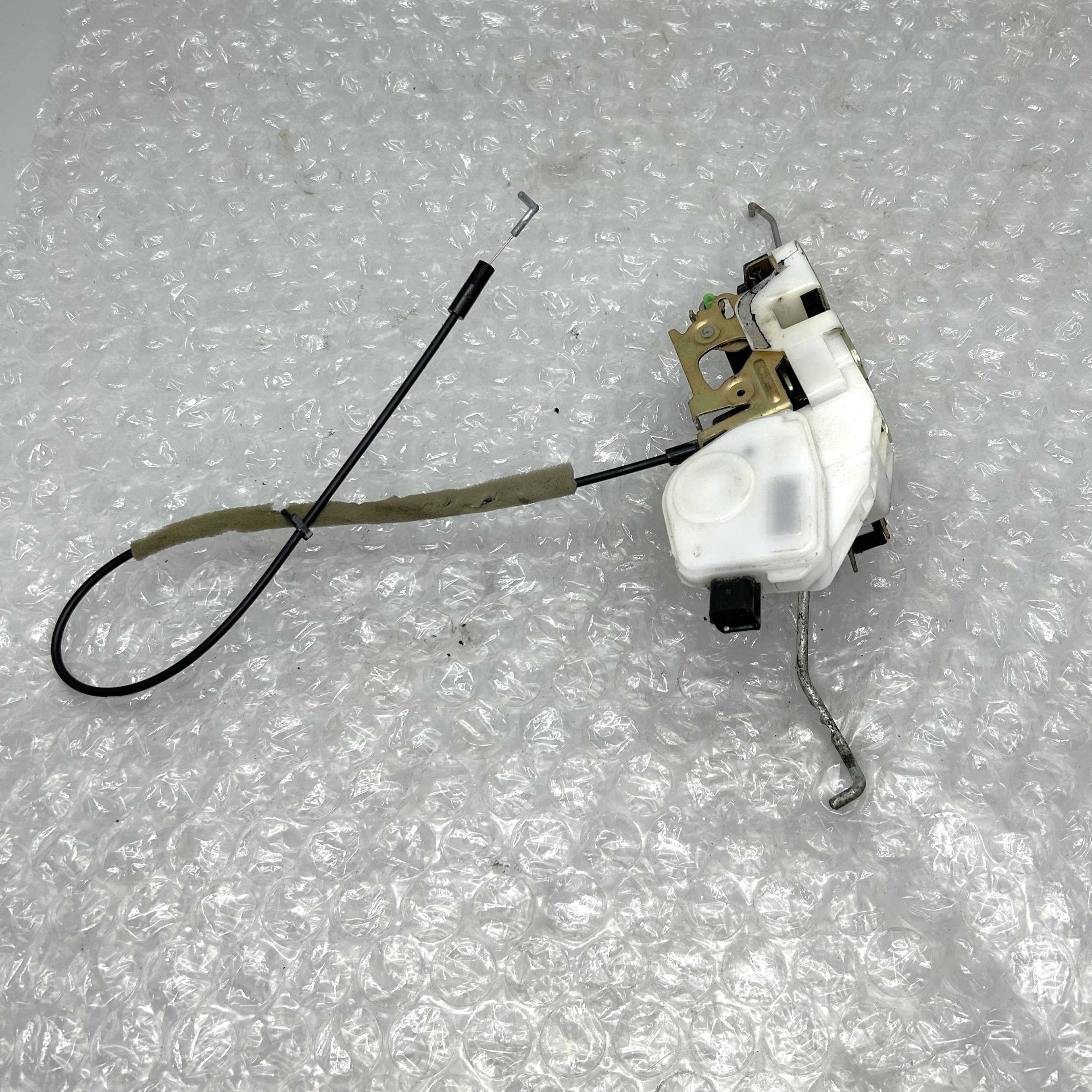 DOOR LATCH FRONT RIGHT MITSUBISHI SHOGUN PININ PAJERO PININ H66W 1.8