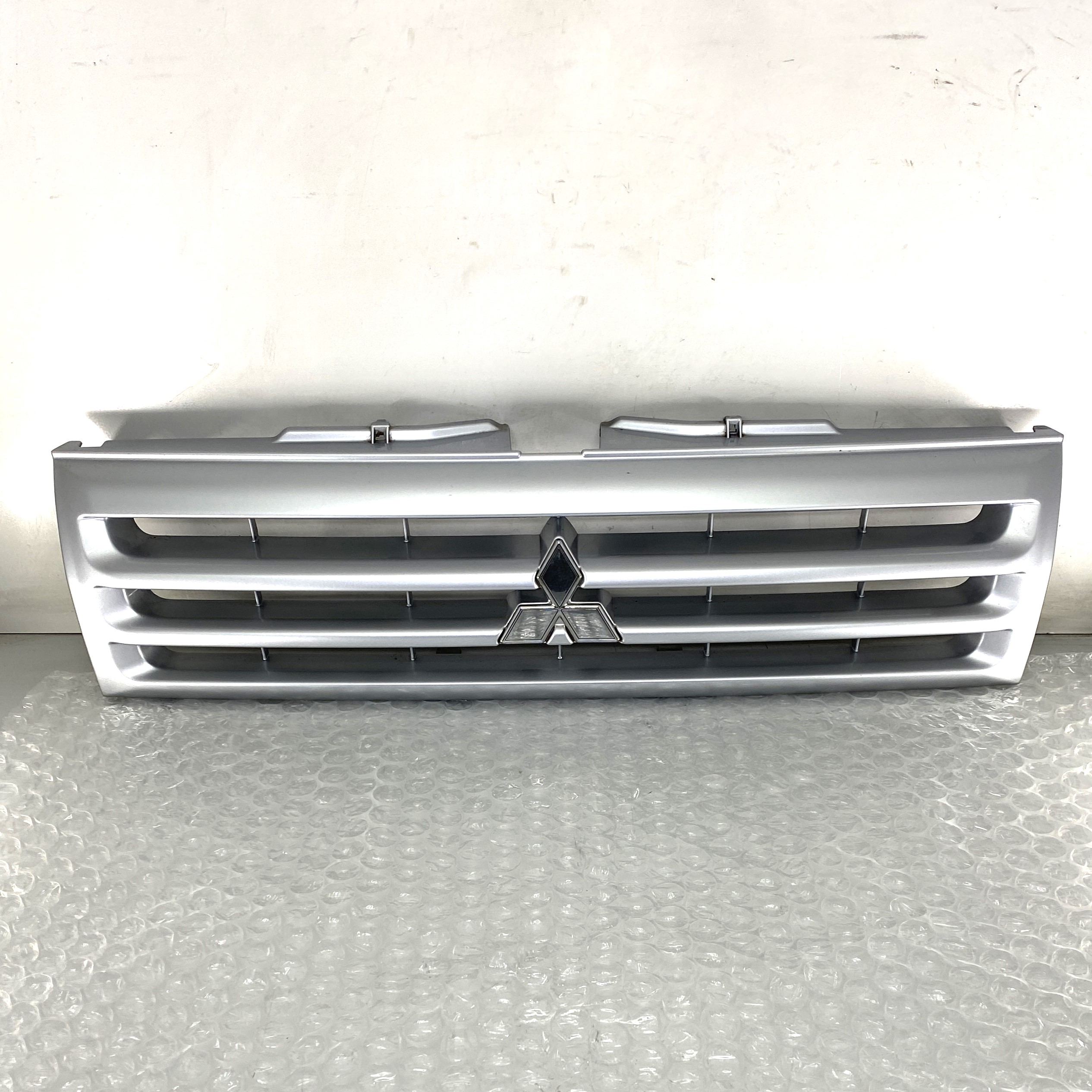 RADIATOR GRILLE SILVER MITSUBISHI SHOGUN PININ PAJERO PININ H76W 1.8