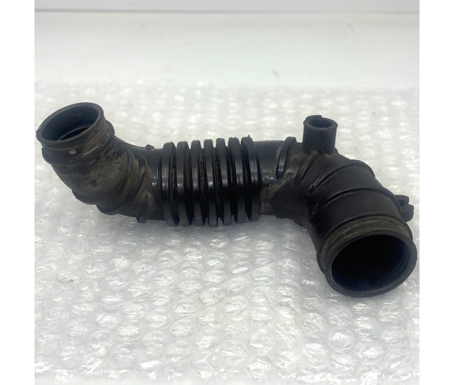 AIR BOX TO TURBO PIPE FOR A MITSUBISHI V98W - 3200D-TURBO/LONG WAGON<07M-> - GLX(NSS4/EURO4),S5FA/T RHD / 2006-09-01 -> - AIR BOX TO TURBO PIPE