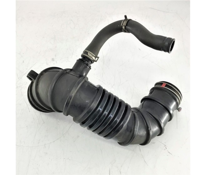 AIR CLEANER TO TURBO DUCT FOR A MITSUBISHI V88W - 3200D-TURBO/SHORT WAGON<07M-> - GLX(NSS4/EURO4/DPF),S5FA/T / 2006-09-01 -> - AIR CLEANER TO TURBO DUCT
