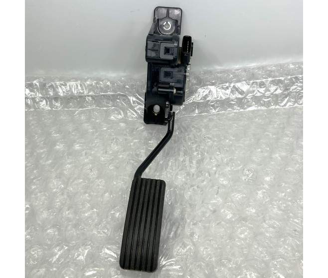 ACCELERATOR PEDAL FOR A MITSUBISHI V98W - 3200D-TURBO/LONG WAGON<07M-> - GLS(NSS4/EURO4/OPEN TYPE DPF),S5FA/T RHD / 2006-09-01 -> - ACCELERATOR PEDAL