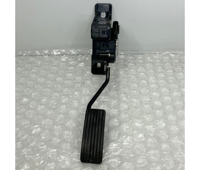 ACCELERATOR PEDAL FOR A MITSUBISHI PAJERO/MONTERO - V93W