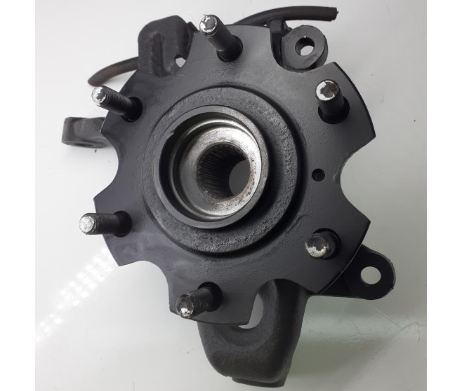FRONT LEFT HUB AND KNUCKLE FOR A MITSUBISHI PAJERO - V68W