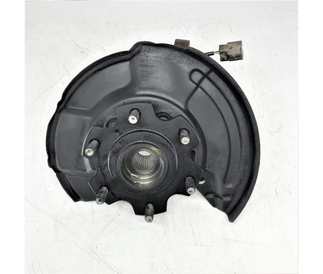 FRONT LEFT HUB AND KNUCKLE FOR A MITSUBISHI PAJERO - V65W