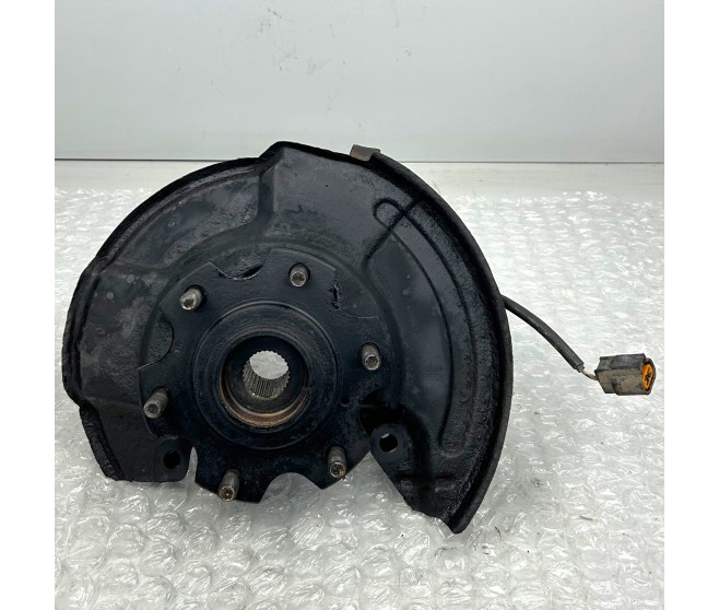 FRONT LEFT HUB AND KNUCKLE FOR A MITSUBISHI FRONT AXLE - 