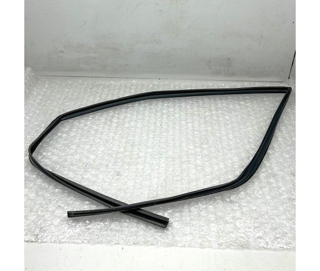 FRONT DOOR WINDOW GLASS RUNCHANNEL LEFT FOR A MITSUBISHI PAJERO - V98W