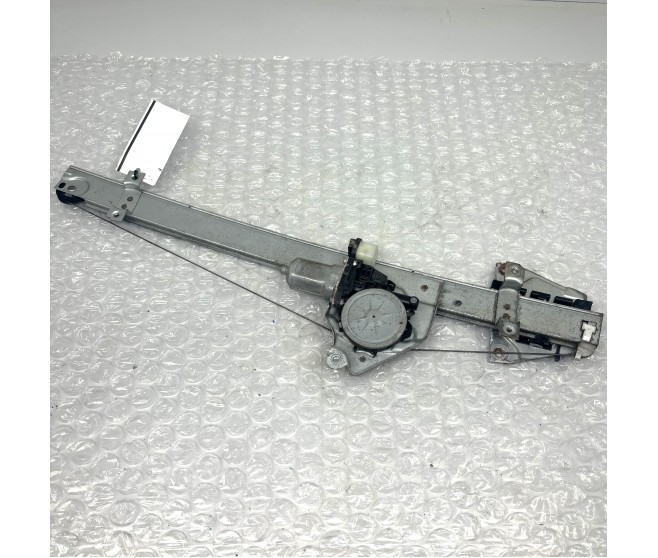 WINDOW REGULATOR AND MOTOR FRONT RIGHT FOR A MITSUBISHI V88W - 3200D-TURBO/SHORT WAGON<07M-> - GLX(NSS4/EURO4/DPF),S5FA/T / 2006-09-01 -> - WINDOW REGULATOR AND MOTOR FRONT RIGHT