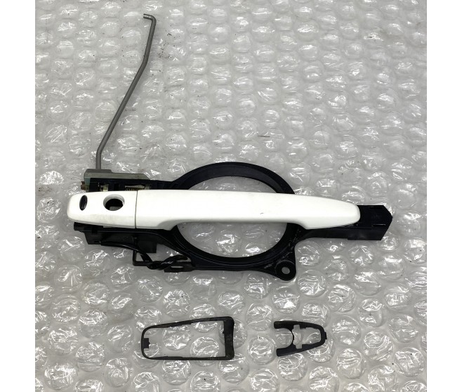 RIGHT FRONT OUTER DOOR HANDLE FOR A MITSUBISHI DOOR - 