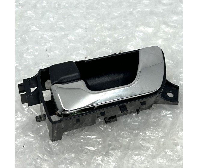 INTERIOR DOOR HANDLE LEFT FOR A MITSUBISHI V97W - 3800/LONG WAGON<07M-> - GLX(NSS4/7SEATER/EURO4),S5FA/T LHD / 2006-09-01 -> - INTERIOR DOOR HANDLE LEFT