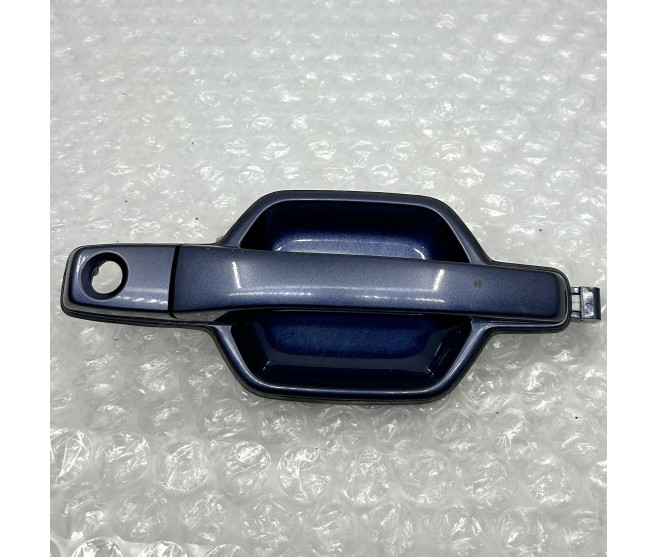 DOOR HANDLE FRONT RIGHT FOR A MITSUBISHI V88W - 3200D-TURBO/SHORT WAGON<07M-> - GLX(NSS4/EURO4),5FM/T RHD / 2006-09-01 -> - DOOR HANDLE FRONT RIGHT