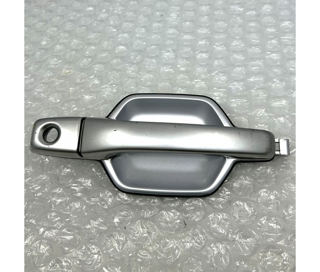 DOOR HANDLE FRONT RIGHT FOR A MITSUBISHI V98W - 3200D-TURBO/LONG WAGON<07M-> - GLX(NSS4/EURO4/OPEN TYPE DPF),S5FA/T RHD / 2006-09-01 -> - DOOR HANDLE FRONT RIGHT