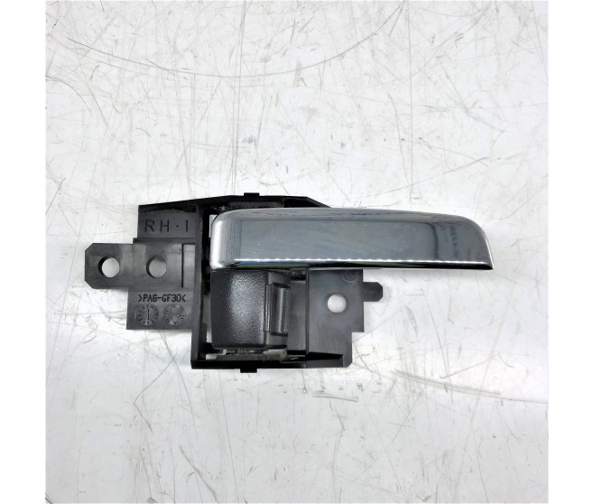 INSIDE DOOR HANDLE RIGHT FOR A MITSUBISHI GF0# - INSIDE DOOR HANDLE RIGHT