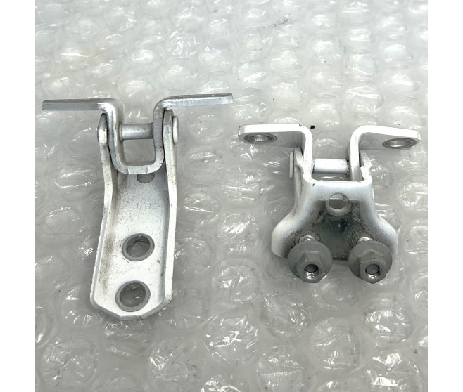 DOOR HINGES UPPER AND LOWER REAR RIGHT FOR A MITSUBISHI OUTLANDER - GF7W