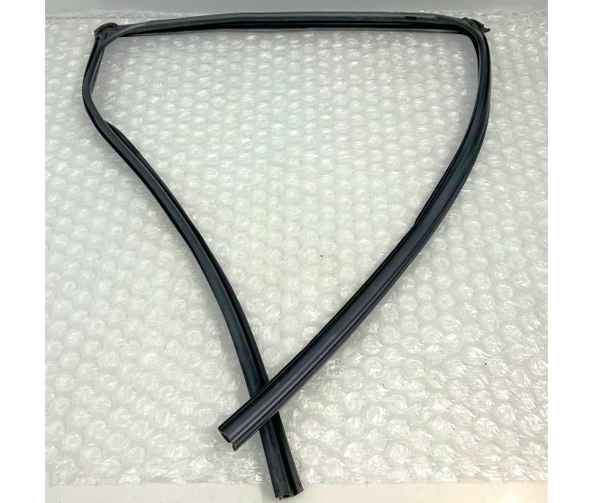 REAR DOOR WINDOW GLASS RUNCHANNEL RIGHT FOR A MITSUBISHI OUTLANDER - CW7W