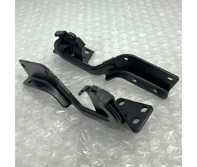 TAILGATE HINGE LEFT AND RIGHT FOR A MITSUBISHI OUTLANDER - CW4W