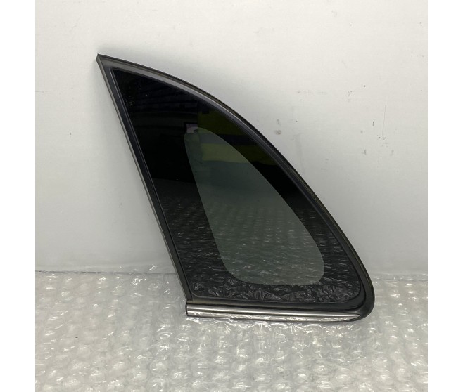 LEFT REAR QUARTER GLASS FOR A MITSUBISHI BODY - 