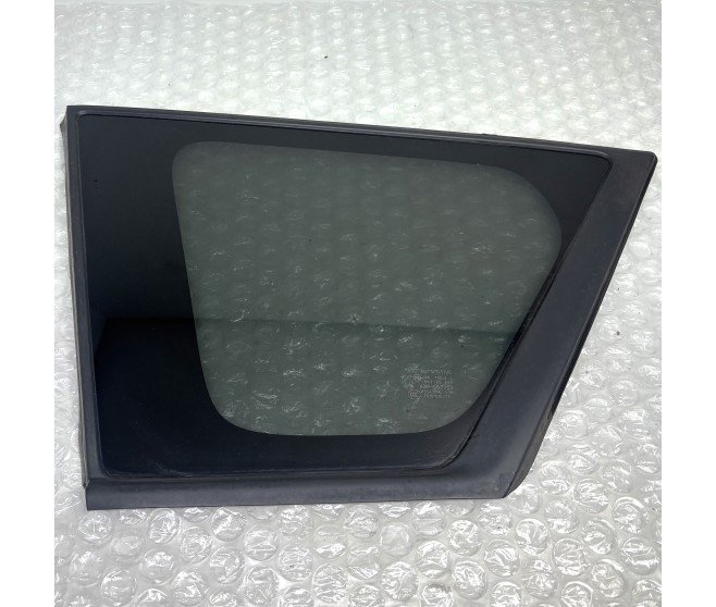 QUARTER LEFT WINDOW GLASS FOR A MITSUBISHI OUTLANDER - CW7W