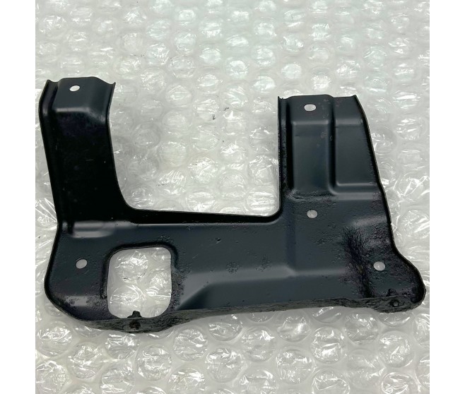 FRONT BUMPER BRACKET LEFT FOR A MITSUBISHI PAJERO - V93W