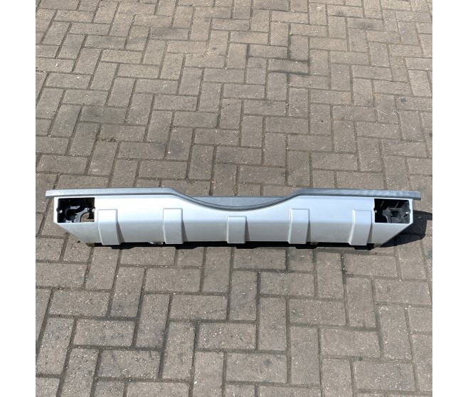 CENTRE REAR BUMPER FOR A MITSUBISHI PAJERO/MONTERO - V88W