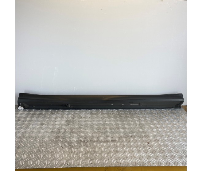 RIGHT SILL MOULDING COVER FOR A MITSUBISHI EXTERIOR - 