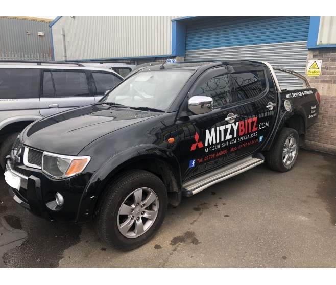 REAR SPORTS ROLL BAR AND ROLLER SHUTTER FOR A MITSUBISHI TRITON - KB8T