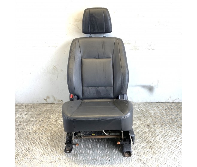 PASSENGER FRONT SEAT FOR A MITSUBISHI PAJERO/MONTERO - V96W