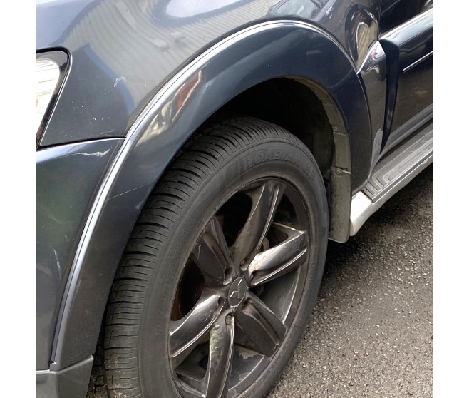 FRONT LEFT OVERFENDER TRIM FOR A MITSUBISHI PAJERO/MONTERO - V88W