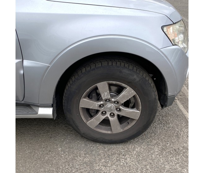 FRONT RIGHT OVERFENDER MOULDING FOR A MITSUBISHI PAJERO - V96W