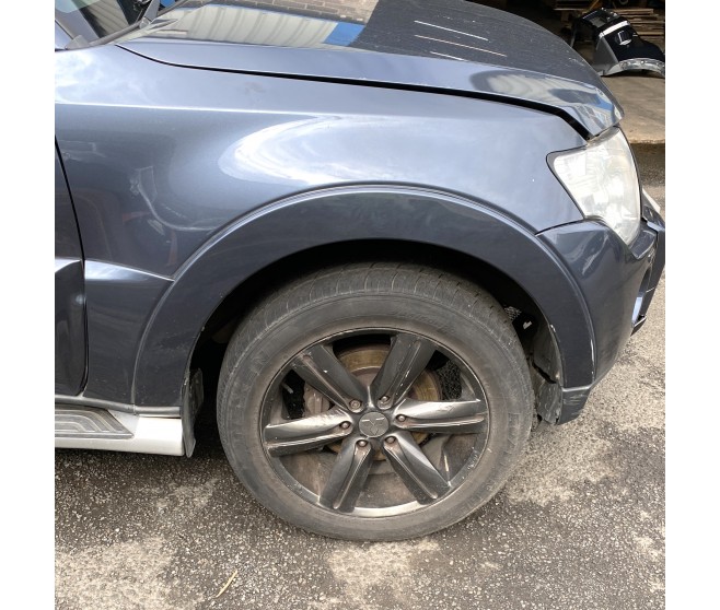 FRONT RIGHT WHEEL ARCH TRIM FOR A MITSUBISHI PAJERO - V93W