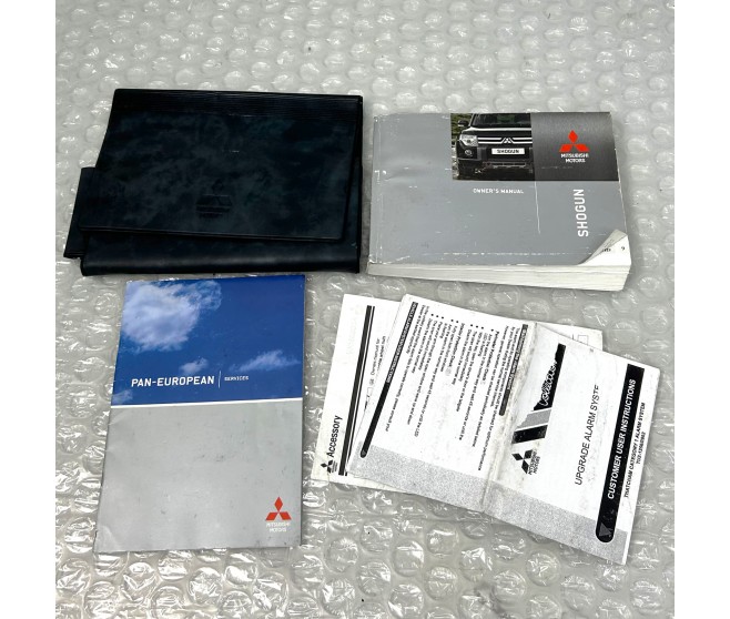 SHOGUN MANUAL AND CASE FOR A MITSUBISHI GENERAL (EXPORT) - BODY