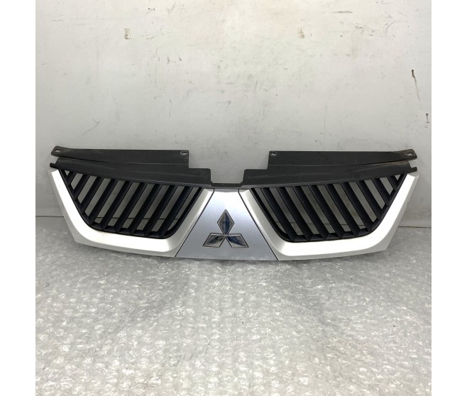 RADIATOR GRILLE SILVER AND BLACK FOR A MITSUBISHI OUTLANDER - CW6W