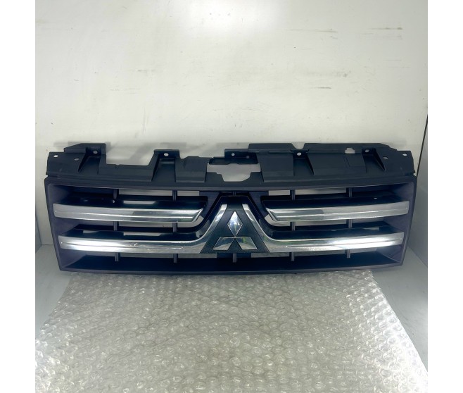 FRONT RADIATOR GRILLE FOR A MITSUBISHI PAJERO - V87W