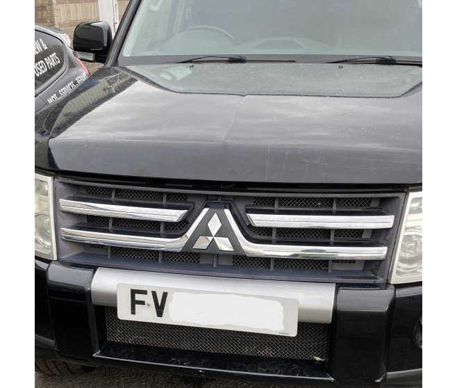 FRONT RADIATOR GRILLE FOR A MITSUBISHI PAJERO - V98W
