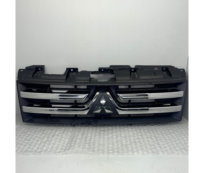 FRONT RADIATOR GRILLE FOR A MITSUBISHI PAJERO - V87W