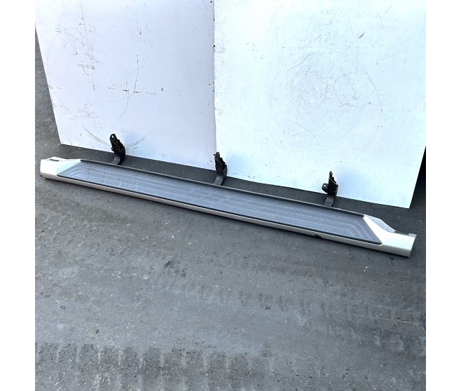 RIGHT SIDE STEP  FOR A MITSUBISHI PAJERO/MONTERO - V98V