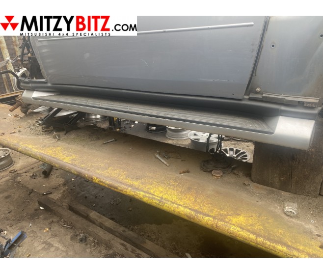 LEFT SIDE STEP WITH BRACKET (RUSTY ) FOR A MITSUBISHI V80# - LEFT SIDE STEP WITH BRACKET (RUSTY )