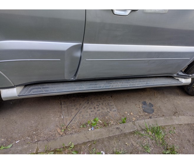 SIDE STEP DRIVER SIDE FOR A MITSUBISHI EXTERIOR - 