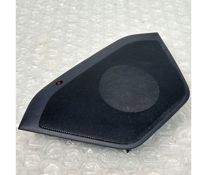 CENTRE DASH PANEL SPEAKER COVER FOR A MITSUBISHI PAJERO/MONTERO - V97W