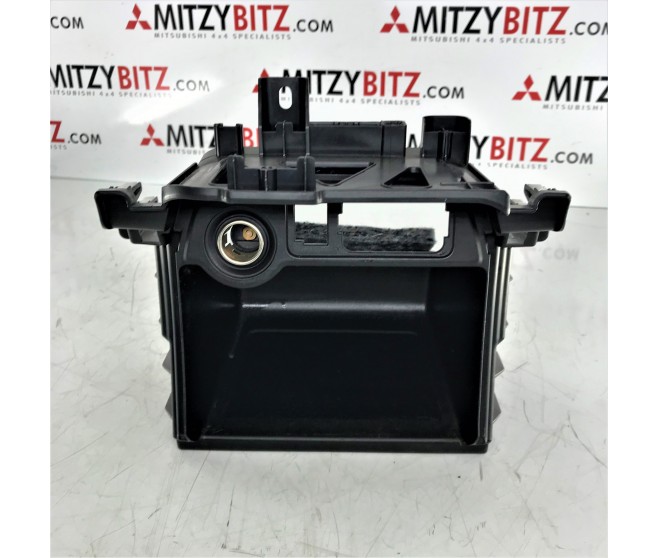 INSTRUMENT PANEL CONSOLE BOX FOR A MITSUBISHI OUTLANDER - GF7W
