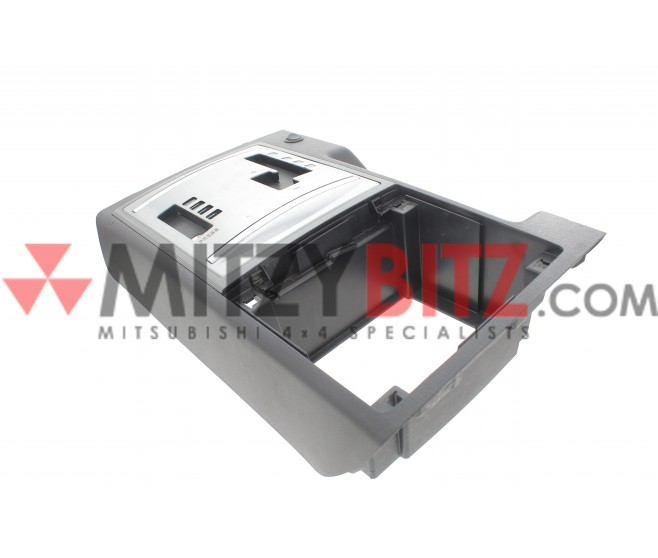 GEARSHIFT LEVER PANEL FOR A MITSUBISHI PAJERO - V98W