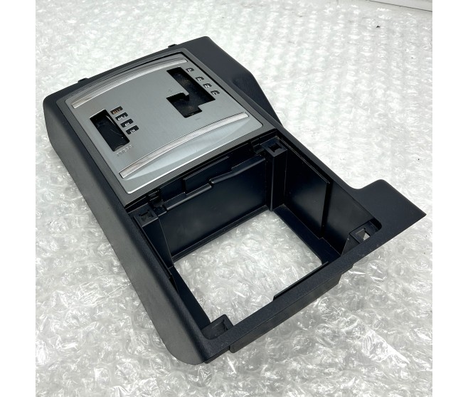 GEARSHIFT LEVER PANEL FOR A MITSUBISHI V98W - 3200D-TURBO/LONG WAGON<07M-> - GLX(NSS4/EURO4),S5FA/T RHD / 2006-09-01 -> - GEARSHIFT LEVER PANEL