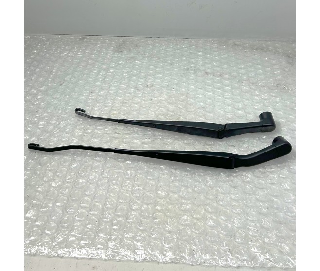 WINDSHIELD WIPER ARMS RIGHT AND LEFT FOR A MITSUBISHI TRITON - KB8T