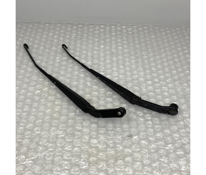 FRONT WINDSHIELD WIPER ARM SET FOR A MITSUBISHI PAJERO/MONTERO - V98V