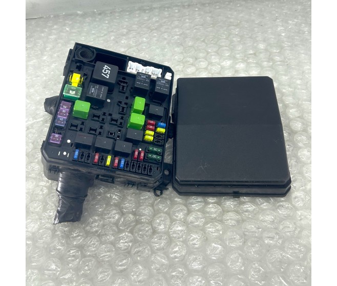 ENGINE FUSE BOX FOR A MITSUBISHI CW0# - WIRING & ATTACHING PARTS
