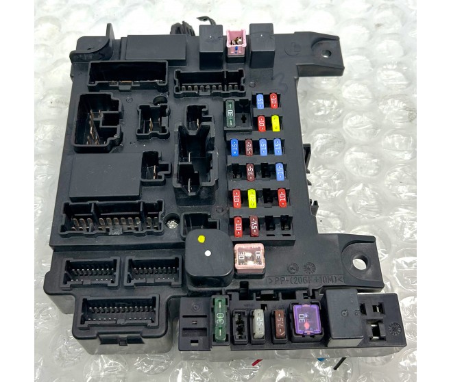 FUSE BOX FOR A MITSUBISHI OUTLANDER SPORT - GA2W