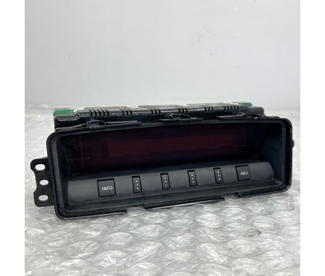 CENTRE DASH DISPLAY SCREEN FOR A MITSUBISHI PAJERO/MONTERO - V87W