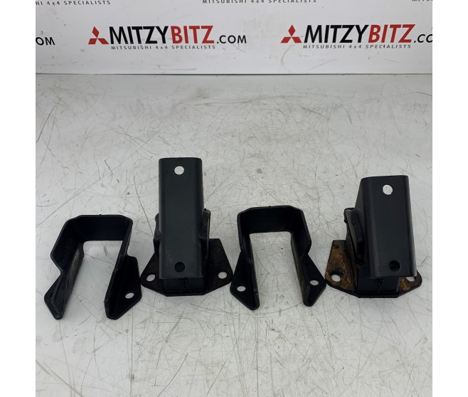 ENGINE MOUNTS LEFT AND RIGHT FOR A MITSUBISHI L04,14# - ENGINE MOUNTING & SUPPORT